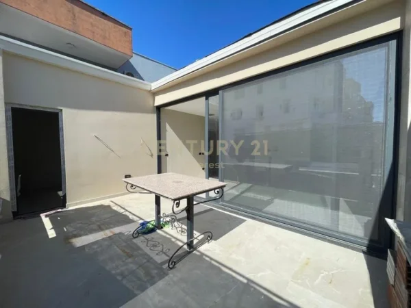 Tirane, jepet me qera zyre Kati 5, 197 m² 1.300 € (JORDAN MISJA)