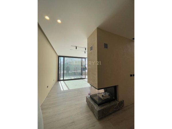 Tirane, jepet me qera zyre Kati 5, 197 m² 1.300 € (JORDAN MISJA)
