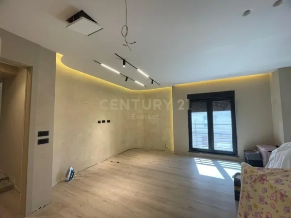Tirane, jepet me qera zyre Kati 5, 197 m² 1.300 € (JORDAN MISJA)