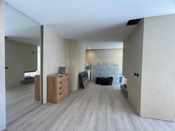 Tirane, jepet me qera zyre Kati 5, 197 m² 1.300 € (JORDAN MISJA)
