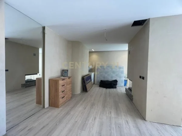Tirane, jepet me qera zyre Kati 5, 197 m² 1.300 € (JORDAN MISJA)