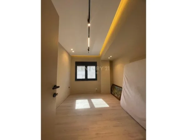 Tirane, jepet me qera zyre Kati 5, 197 m² 1.300 € (JORDAN MISJA)