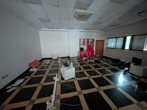 Tirane, jepet me qera ambjent biznesi Kati 3, 117 m² 1.200 € (Rruga e Barrikadave)