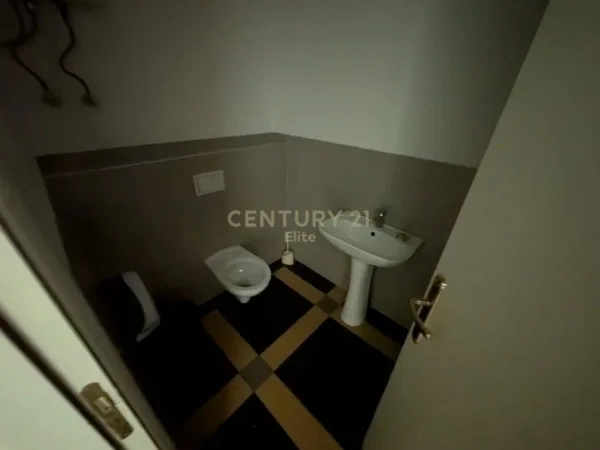 Tirane, jepet me qera ambjent biznesi Kati 3, 117 m² 1.200 € (Rruga e Barrikadave)