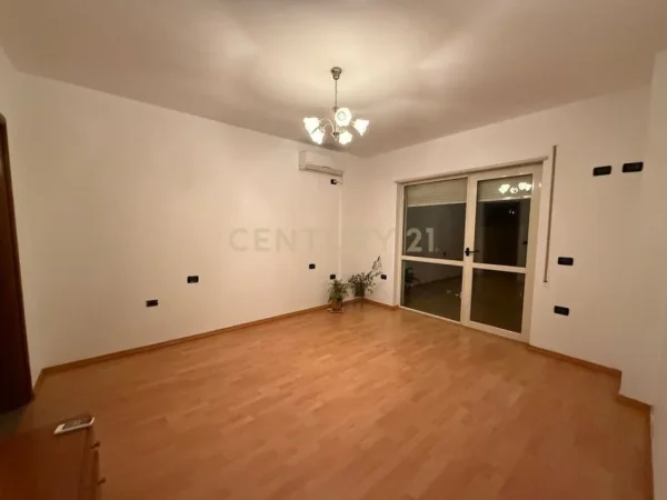Tirane, jepet me qera zyre Kati 5, 160 m² 1.600 € (Rruga e Elbasanit)