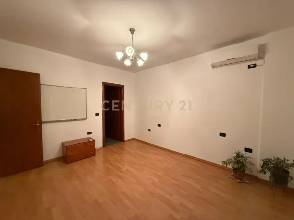 Tirane, jepet me qera zyre Kati 5, 160 m² 1.600 € (Rruga e Elbasanit)