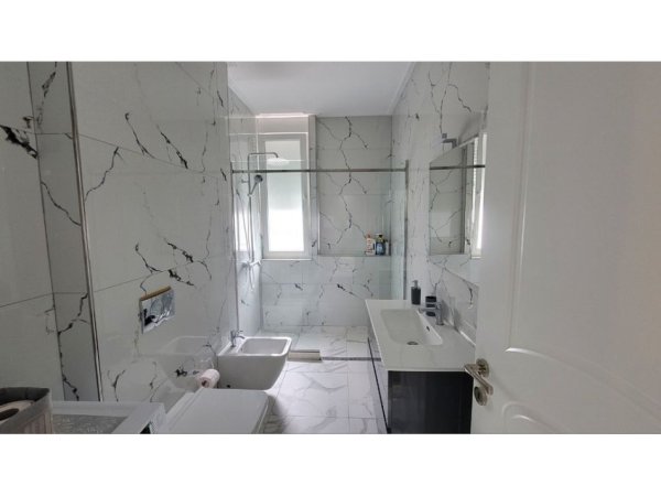 Tirane, jepet me qera apartament 2+1+Aneks+Ballkon Kati 2, 170 m² 1.000 € (KOPSHTI BOTANIK)