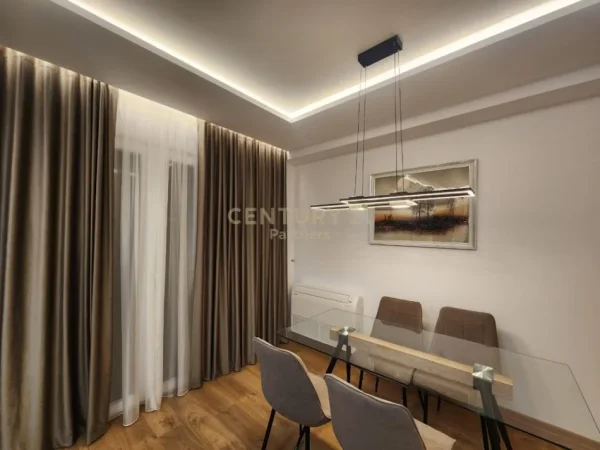 Tirane, jepet me qera apartament 2+1+Aneks+Ballkon Kati 2, 99 m² 1.200 € (Kopshti Zoologjik)