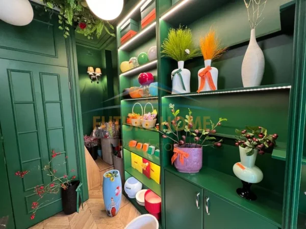 Tirane, jepet me qera dyqan Kati 0, 25 m² 630 € (pallatet agimi)