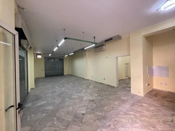 Tirane, jepet me qera ambjent biznesi Kati 1, 120 m² 1.000 € (Muhamet Gjollesha)