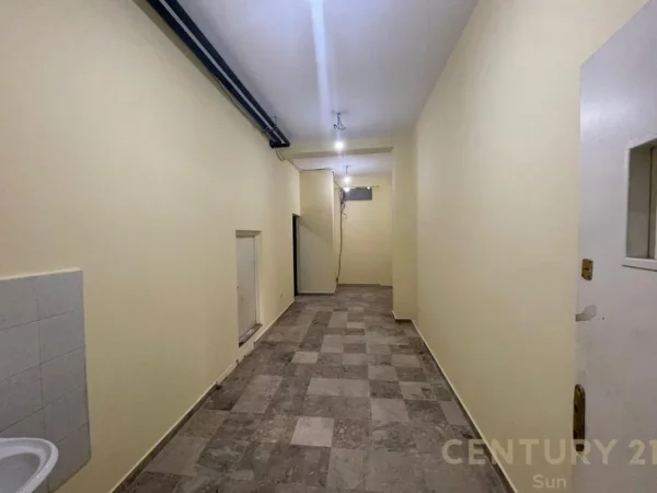 Tirane, jepet me qera ambjent biznesi Kati 1, 120 m² 1.000 € (Muhamet Gjollesha)