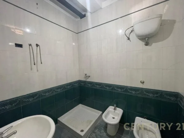 Tirane, jepet me qera ambjent biznesi Kati 1, 120 m² 1.000 € (Muhamet Gjollesha)
