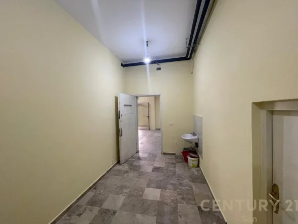 Tirane, jepet me qera ambjent biznesi Kati 1, 120 m² 1.000 € (Muhamet Gjollesha)