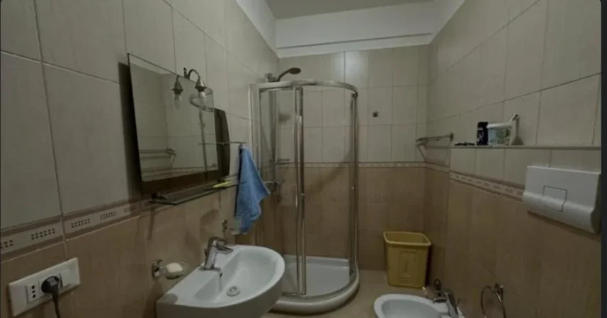 Tirane, jepet me qera apartament 1+1 Kati 4, 74 m² 650 € (Apartament 1+1 me Qera ne Rrugen e Durresit. Rruga e Bogdanëve)