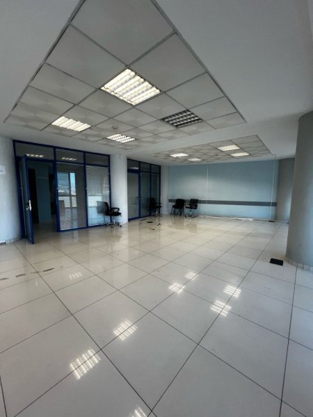 Tirane, jepet me qera zyre Kati 11, 270 m² 2.500 € (selvia)