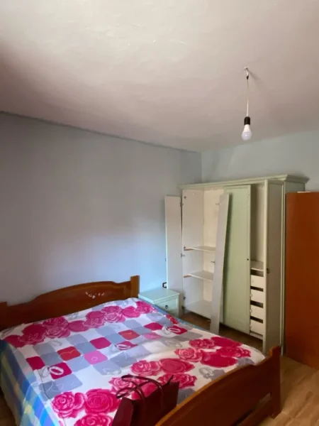 Tirane, jepet me qera shtepi 1+1 Kati 1, 350 € (JEPET ME QERA SUPER SHTEPIA 1+1 TEK SIRI KODRA TEK NENSTACIONI ELEKTRIK)