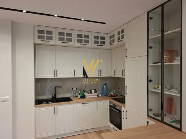 Tirane, jepet me qera apartament 2+1+Ballkon Kati 3, 102 m² 1.000 € (PORCELAN)