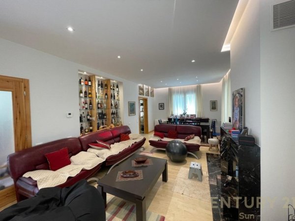 Tirane, jepet me qera Vile 3 Katshe Kati 3, 306 m² 2.500 € (Vilat amerikane)