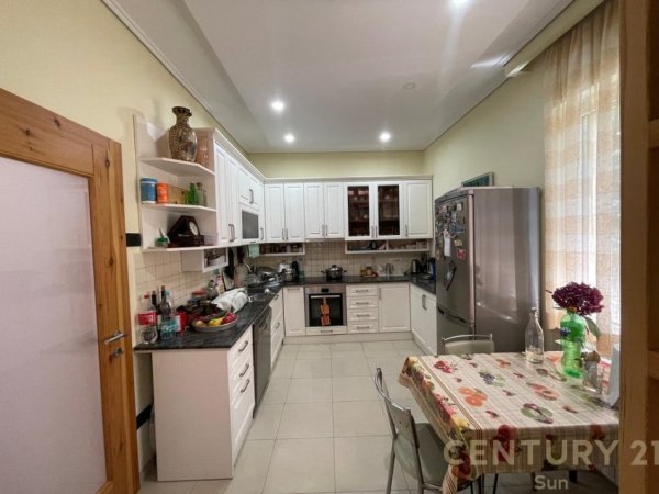 Tirane, jepet me qera Vile 3 Katshe Kati 3, 306 m² 2.500 € (Vilat amerikane)