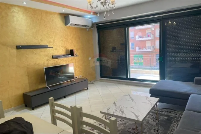 Tirane, jepet me qera 1+1+Ballkon , 600 € (Kompleksi Delijorgji)