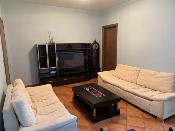 Tirane, jepet me qera apartament 1+1+Ballkon Kati 8, 59 m² 500 € (STACIONI TRENIT)