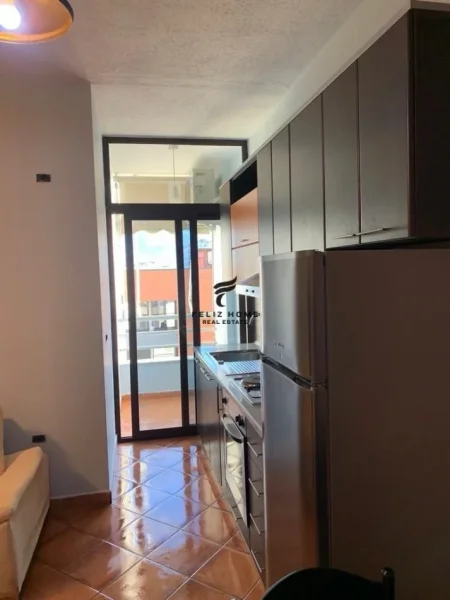 Tirane, jepet me qera apartament 1+1+Ballkon Kati 8, 59 m² 500 € (STACIONI TRENIT)