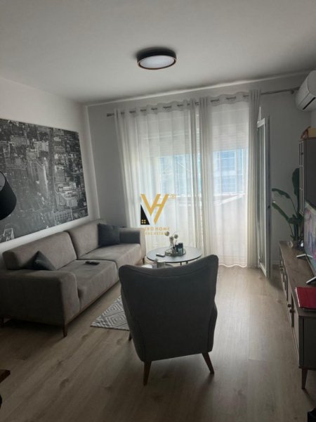 Tirane, jepet me qera apartament 1+1+Ballkon Kati 9, 70 m² 700 € (KOMUNA E PARISIT)