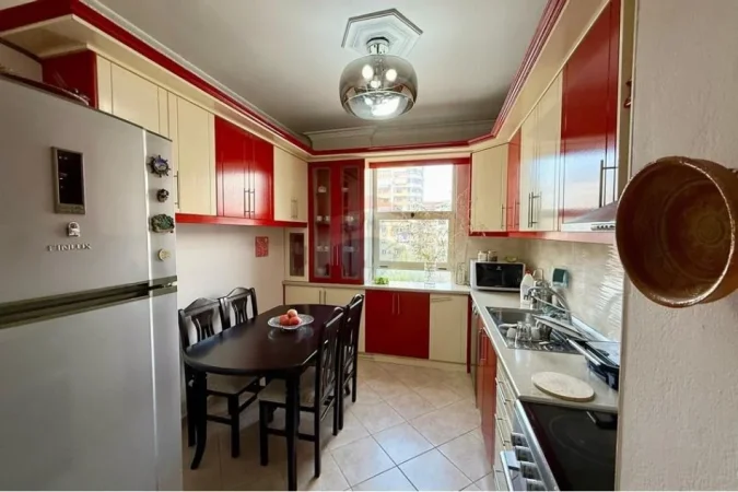 Tirane, jepet me qera apartament 2+1+Ballkon Kati 3, 95 m² 550 € (Rruga Irfan Tomini)