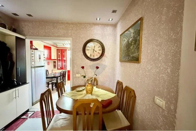 Tirane, jepet me qera apartament 2+1+Ballkon Kati 3, 95 m² 550 € (Rruga Irfan Tomini)