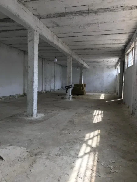 Tirane, jepet me qera magazine Kati 0, 300 m² 900 € (5 MAJI)