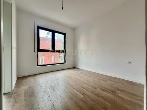 Tirane, shes apartament 3+1+2 , 117 m² 300.000 € (Komuna e Parisit)