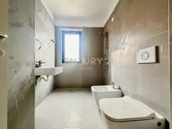 Tirane, shes apartament 3+1+2 , 117 m² 300.000 € (Komuna e Parisit)