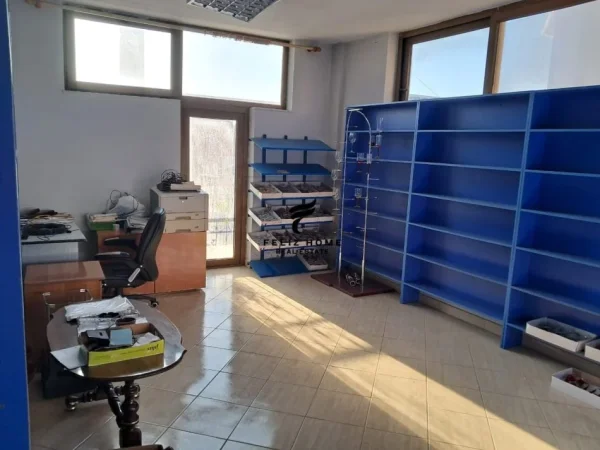 Tirane, jepet me qera ambjent biznesi Kati 0, 1.000 m² 3.800 € (DON BOSKO)