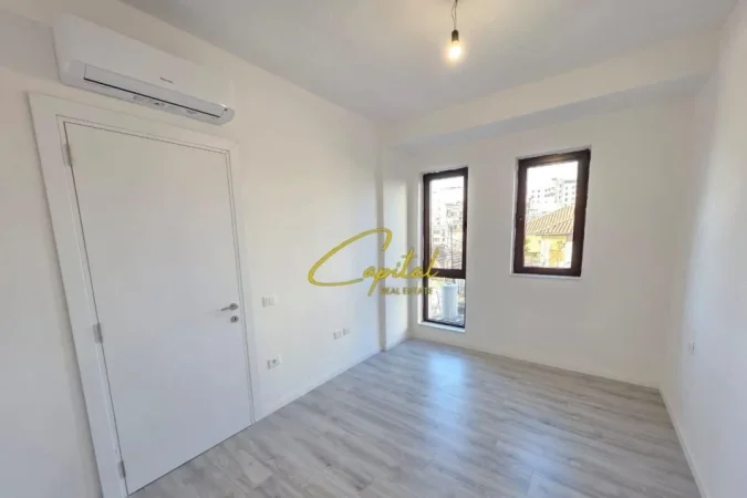 Tirane, jepet me qera zyre Kati 1, 500 m² 500 € (MYSLYM SHYRI)