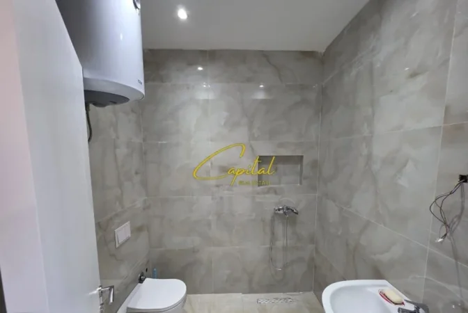 Tirane, jepet me qera zyre Kati 1, 500 m² 500 € (MYSLYM SHYRI)