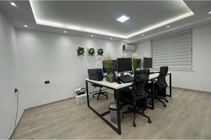 Tirane, jepet me qera zyre Kati 4, 45 m² 650 € (Sheshi Willson)