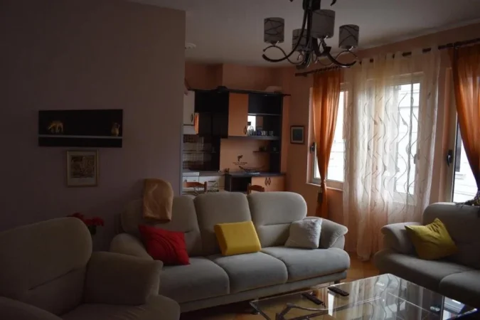 Tirane, jepet me qera apartament 2+1+Ballkon Kati 2, 90 m² 600 € (KOMUNA E PARISIT)