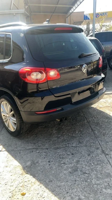 Tirane, shes makine Tiguan Nafte, e zeze automatik 195000 km 7.500 €