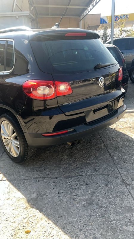 Tirane, shes makine Tiguan Nafte, e zeze automatik 195000 km 7.500 €