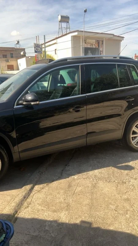 Tirane, shes makine Tiguan Nafte, e zeze automatik 195000 km 7.500 €