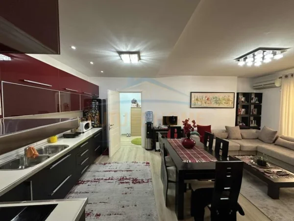 Tirane, jepet me qera 2+1 Kati 3, 95 m² 550 € (Unaza e re)