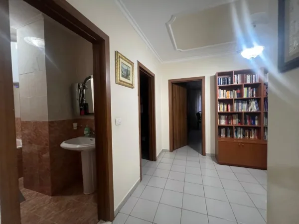 Tirane, shes apartament 3+1+Aneks+Ballkon Kati 4, 144 m² 288.000 € (Komuna Parisit , Lulishtja)