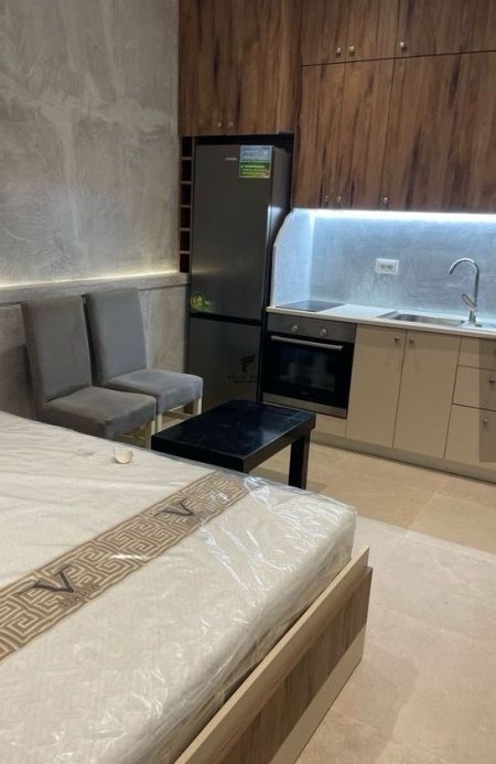 Tirane, jepet me qera garsonier 1+1 Kati 3, 300 m² 300 € (YZBERISHT)