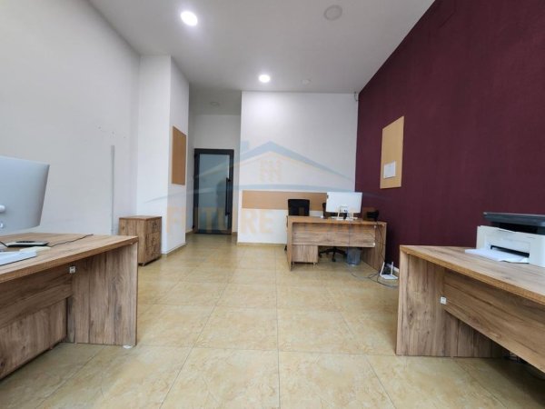 Tirane, jepet me qera Kati 2, 40 m² 450 € (MYSLIM SHYRI)