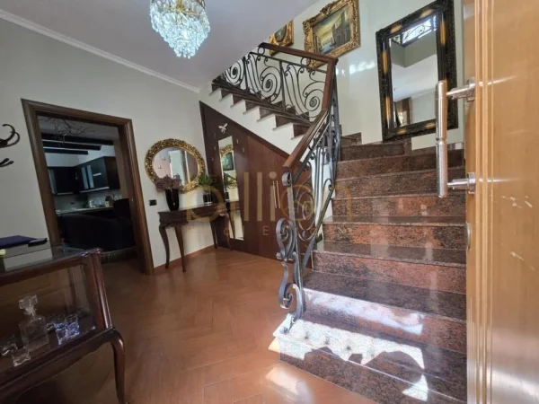 Tirane, shitet Vile 2 Katshe , 210 m² 500.000 € (Rruga Islam Alla, Tirana, Albania)