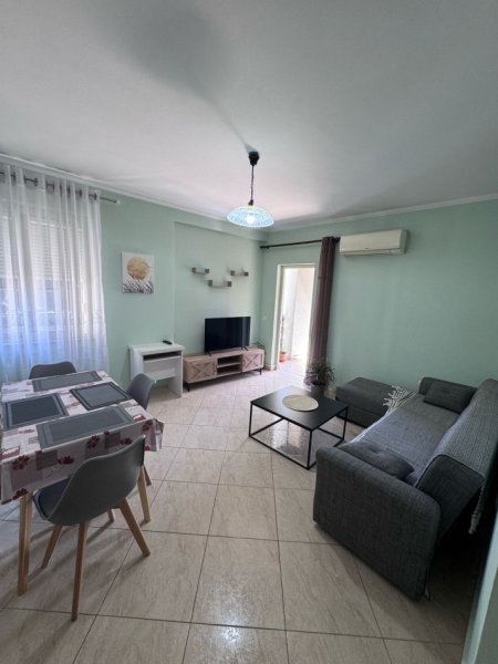 Tirane, jepet me qera apartament 1+1+Ballkon Kati 4, 68 m² 500 € (Kryqezimi i Selvise prane Black Diamond Hotel ( rruga Siri Kodra))