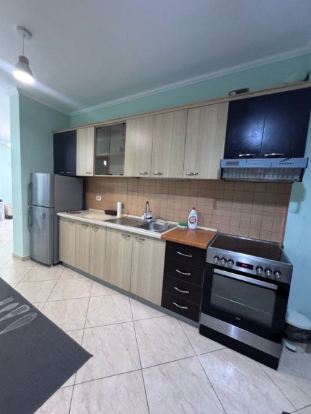 Tirane, jepet me qera apartament 1+1+Ballkon Kati 4, 68 m² 500 € (Kryqezimi i Selvise prane Black Diamond Hotel ( rruga Siri Kodra))