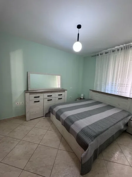 Tirane, jepet me qera apartament 1+1+Ballkon Kati 4, 68 m² 500 € (Kryqezimi i Selvise prane Black Diamond Hotel ( rruga Siri Kodra))