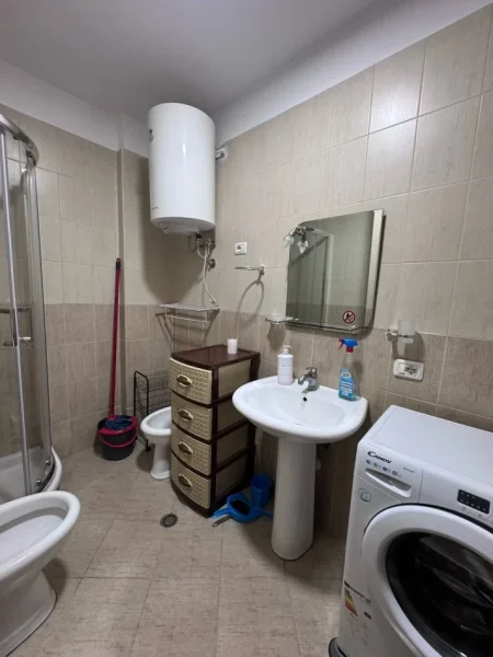 Tirane, jepet me qera apartament 1+1+Ballkon Kati 4, 68 m² 500 € (Kryqezimi i Selvise prane Black Diamond Hotel ( rruga Siri Kodra))