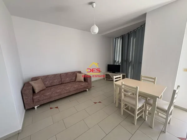 Vlore, jepet me qera apartament 1+1+Ballkon Kati 9, 70 m² 400 € (Rruga Kosova)